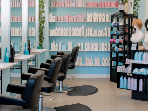 Salon de coiffure avec client&egrave;le fid&egrave;le � Annonay 72000 63 m�$$72 000 &euro; 