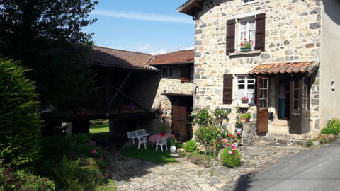   Belle maison en pierre avec d�pendances et terrain attenant Maison - 4 pi�ce(s) - 76 m�