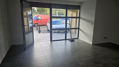 Local commercial &Agrave; louer � Local commercial 77 m&sup2; � 1100 20090 Ajaccio