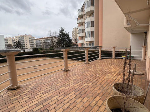   APPARTEMENT F4 DE 95.14 M2 - 3 CH - TERRASSE - GARAGE / SAINT-PRIEST-EN-JAREZ Appartement - 4 pi�ce(s) - 95 m�