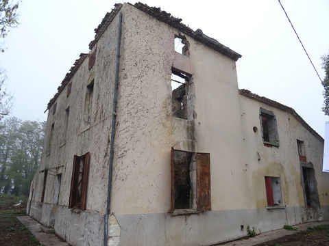   A VENDRE MAISON A RENOVER Maison - 4 pi�ce(s) - 150 m�