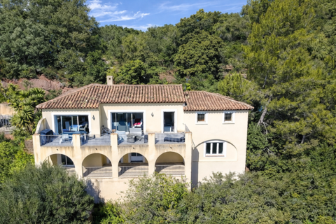   Maison 6 pi�ces de 230 m2 avec garage de 30 m2 et piscine sur une parcelle de 1000 m2 Maison - 6 pi�ce(s) - 230 m�