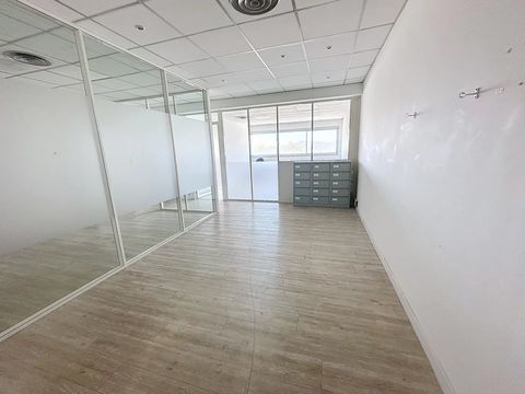 Locaux 134m&sup2; + 3 parkings - 2000euros c/comprises 2000 06370 Mouans-sartoux