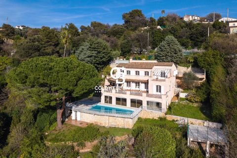   Saint-Paul-de-Vence � Grande villa avec vue d�gag�e et piscine Maison - 8 pi�ce(s) - 375 m�