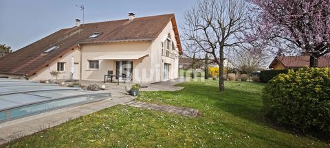   Villa traditionnelle avec piscine s�curis�e et garages Maison - 7 pi�ce(s) - 190 m�