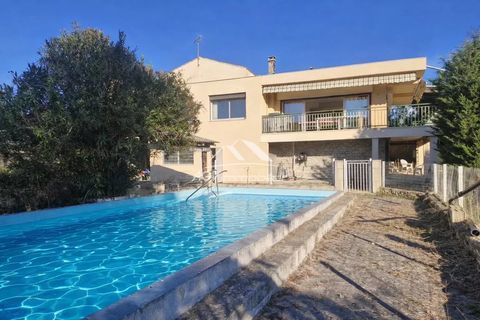   A Saint-Jean-De-Ceyrargues maison d'environ 327 m� sur 11951 m� Maison - 10 pi�ce(s) - 328 m�