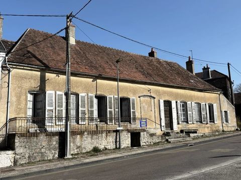   Maison de village avec chemin�e � La Roche-en-Brenil Maison - 3 pi�ce(s) - 196 m�