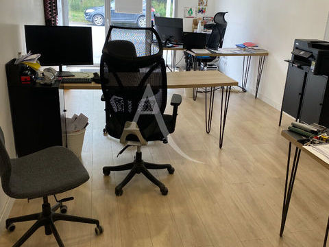 Local commercial 25m&sup2; id&eacute;alement situ&eacute; SAFFR&Eacute; 500 44170 Nozay