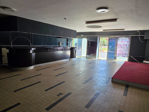 Local commercial 80m² 410 81200 Mazamet