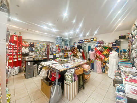 BOURBOURG - Fonds de commerce 51 m&sup2; - Mercerie - Laine - Tissus - D&eacute;p&ocirc;t Lingerie 20000 59630 Bourbourg