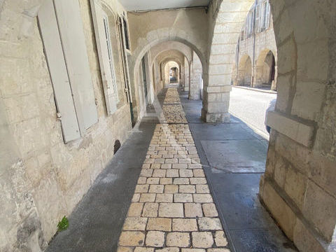 Hyper centre - Local d'activit&eacute; 116000 17000 La rochelle