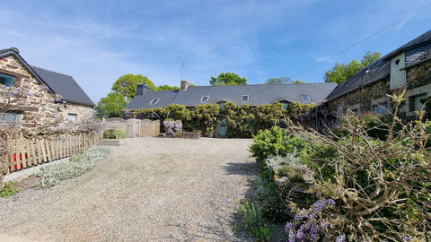   COTES D'ARMOR, Proche De Mur De Bretagne, Deux Propri�t�s De 4 Chambres Et Une Avec 1 Chambre, Piscine Chauff�e Et �curie Maison - 15 + pi�ce(s) - 240 m�