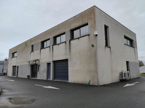 ARTIGUES. IMMEUBLE COMPLET DE 564 m&sup2; LIBRE 1250000 33370 Artigues pres bordeaux