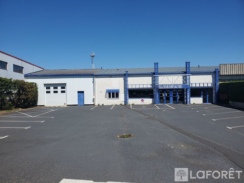 Local commercial env. 500 m2 ST FLOUR 2600 15100 Saint flour