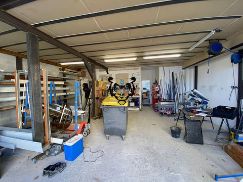 ROQUEBRUNE : LOCAL D'ACTIVITE + APPARTEMENT 468000 83520 Roquebrune sur argens