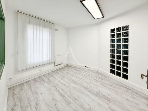 Local commercial  9 m2 480 77000 Melun