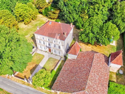   Demeure de prestige avec grange de 300 m2 et piscine - 1,13 hectares de terrain Maison - 11 pi�ce(s) - 437 m�