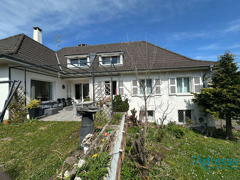   MAISON  BOURGEOISE  PLAIN PIED de 264 m�  sur  un terrain de 15 ares. Maison - 10 pi�ce(s) - 264 m�