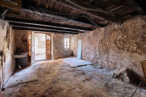 A VENDRE EN EXCLUSIVITE ! Local de 36 m&sup2; + 65m&sup2; de cave au coeur du village de LORGUES 59000 83510 Lorgues