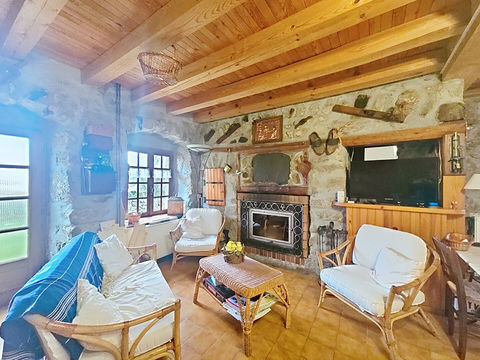   GRAZAC ! Ancien corps de ferme sur 1200 m2 de terrain Maison - 11 pi�ce(s) - 194 m�