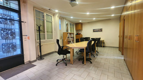 Bureaux commerciaux ou professionnels 63 m&sup2; + cour privative3 499000 75012 Paris