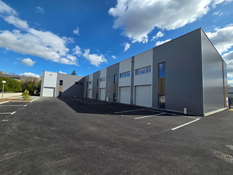 ENTREPOT BRUT &Agrave; LOUER - 435m2 + 67m2 + Parkings 4600 69230 Saint genis laval