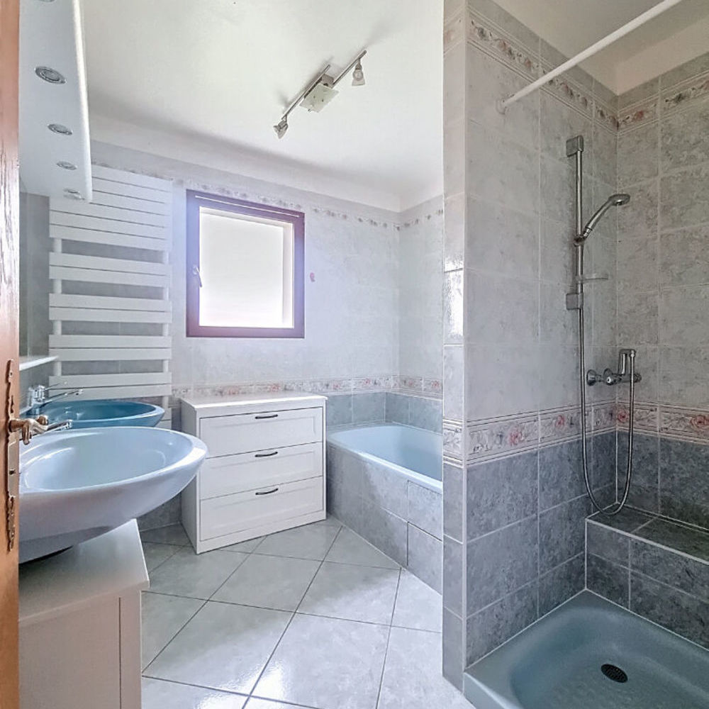 � vendre  Maison P�ron (01630)