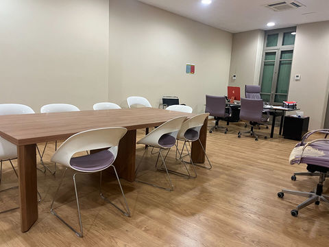 Superbe local commercial 300000 13200 Arles