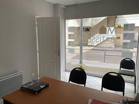 CHALON SUR SAONE LOCAL COMMERCIAL 52 M&sup2; LIBRE A LA VENTE 82000 71100 Chalon sur saone