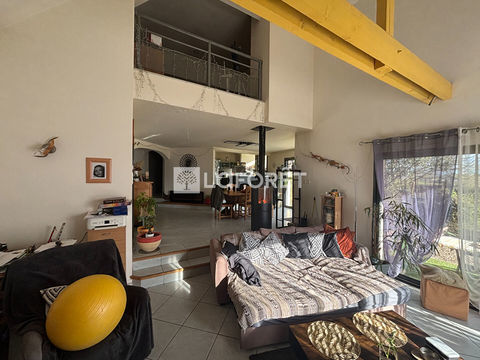   Maison T6 d'environ 160m� avec plus de 1500m� de terrain Maison - 6 pi�ce(s) - 162 m�