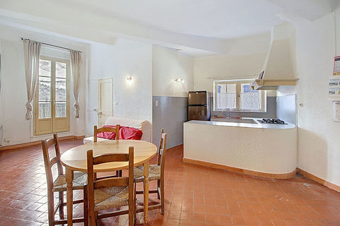   A VENDRE ! Appartement T1 bis 42 m� avec grandes caves vo�t�es - Centre de VILLECROZE Appartement - 1 pi�ce(s) - 42 m�