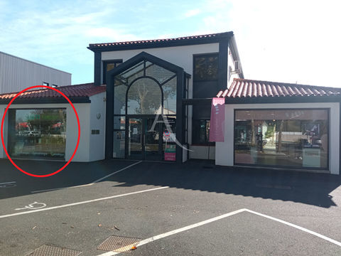 CHALLANS, local commercial  45.80 m&sup2; 700 85300 Challans