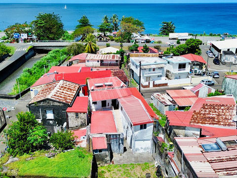   Immeuble avec 5 T2, local commercial � Saint-Pierre (lou�) Maison - 12 pi�ce(s) - 220 m�