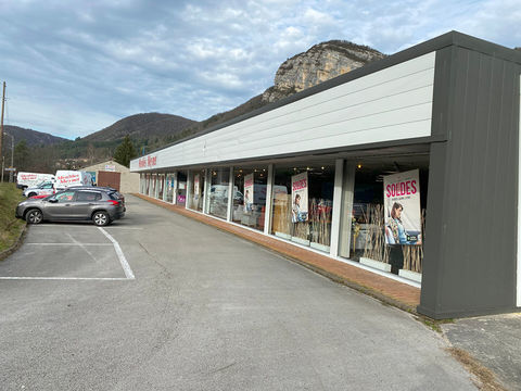 LOCAL PROFESSIONNEL ET COMMERCIAL 1056 m2 430000 01590 Chancia
