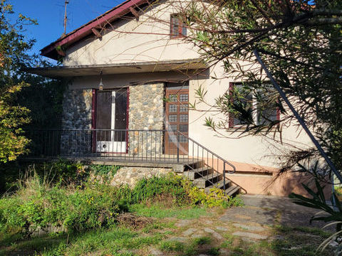   Maison familiale de 160 m� � fort potentiel, 7 chambres possibles, terrain arbor� de 1000 m� au coeur de Pompertuzat Maison - 8 pi�ce(s) - 160 m�