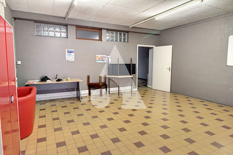 Grand local commercial &agrave; Douai 1300 59500 Douai