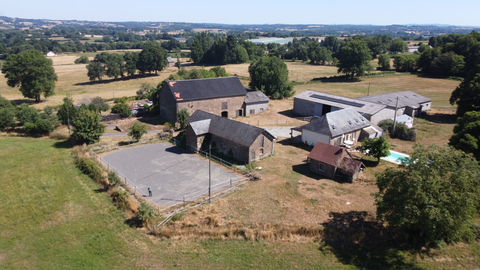   CORREZE - Belle ferme au sommet d'une colline avec une vue imprenable et 2,7 hectares de terrain attenant. Maison - 6 pi�ce(s) - 143 m�
