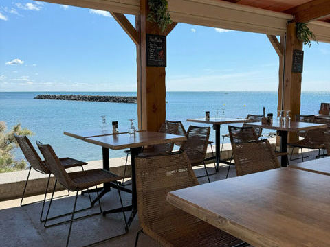 34  CAP D'AGDE EMPLACEMENT N&deg;1 VENDS FONDS COMMERCE DE BAR,BRASSERIE,GLACIER OUVERT 6 MOIS FACE A LA MER EMPLACEMENT EXEPTIONNEL 690000 34300 Le cap d agde