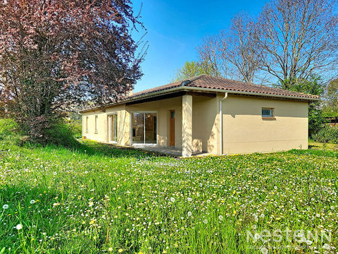   A Vendre Maison de plain-pied avec garage et jardin au centre de Cast�ra-Verduzan Maison - 4 pi�ce(s) - 94 m�