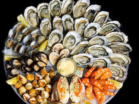 Restaurant de fruits de mer, au charmes Proven&ccedil;al, dans une station baln&eacute;aire. 99000 83270 Saint cyr sur mer