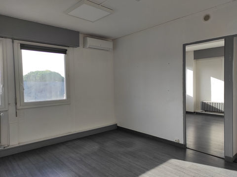 Artigues Pres Bordeaux: A louer bureau N&deg;10 38 m2 470 33370 Artigues pres bordeaux