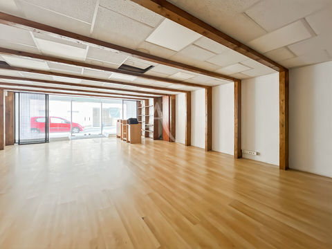 Local commercial 78 m&sup2; avec r&eacute;serve et entre-sol de 30 m&sup2; ? Emplacement central &agrave; Challans 92000 85300 Challans