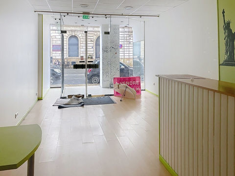 A vendre MURS sur les quais &agrave; proximit&eacute; du grand Th&eacute;&acirc;tre 450000 33000 Bordeaux