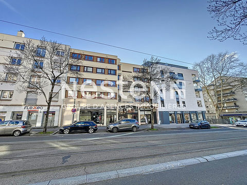 Local Professionnel r&eacute;nov&eacute; en &eacute;tage Hyper centre - 69500 BRON 1130 69500 Bron