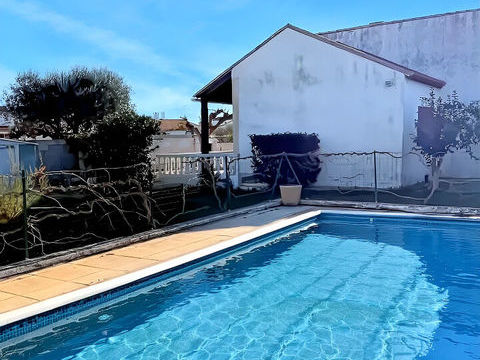   VILLA DE PLAIN PIED AVEC PISCINE SUR UN TERRAIN DE 680 M� Maison - 4 pi�ce(s) - 84 m�