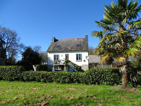   C�TES-D'ARMOR. Maison individuelle de 3 chambres, sans d�pendances, avec plus d'un hectare de terrain, pr�s de Plussulien Maison - 6 pi�ce(s) - 155 m�