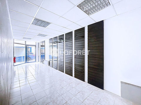 &Agrave; louer - Local commercial 23.97 m&sup2; - Centre de SAINT AMOUR 300 39160 Saint amour