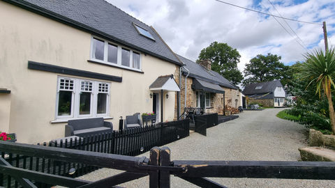   MORBIHAN, Proche Baud, Long�re de 3 chambres et deux maisons d'une chambre, piscine hors sol chauff�e Maison - 10 pi�ce(s) - 188 m�