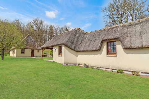   CORREZE. PEYRELEVADE. Maison de chaume de 3 chambres avec garage, atelier et cuisine d'�t�.  Jardin de 1013m2. 2Km du Golf Maison - 4 pi�ce(s) - 121 m�