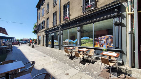 Local commercial rue commer&ccedil;ante 1475 15100 Saint flour